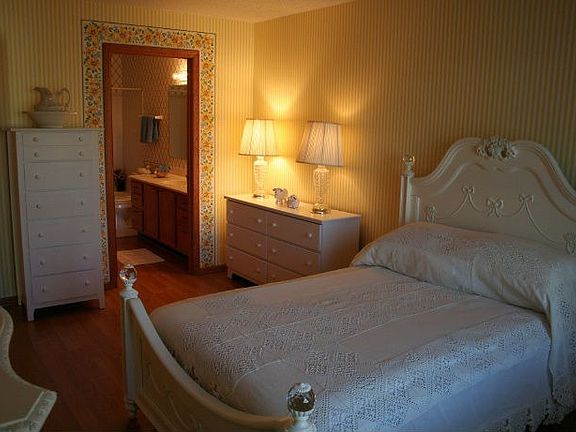 spacious mstr br w/ bath
