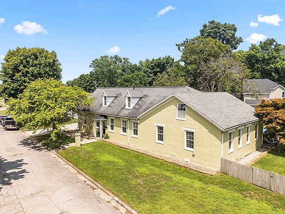 2nd image of 832 Pershing Dr