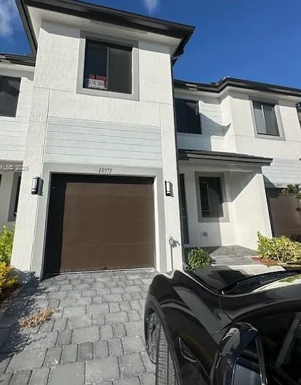 4 bed, $2,800 — Photo 1