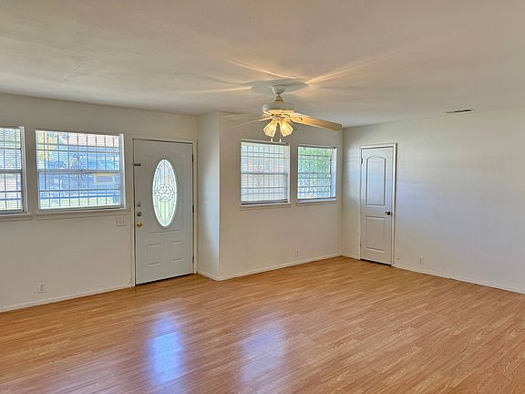 3rd image of 1512 Parkdale Dr