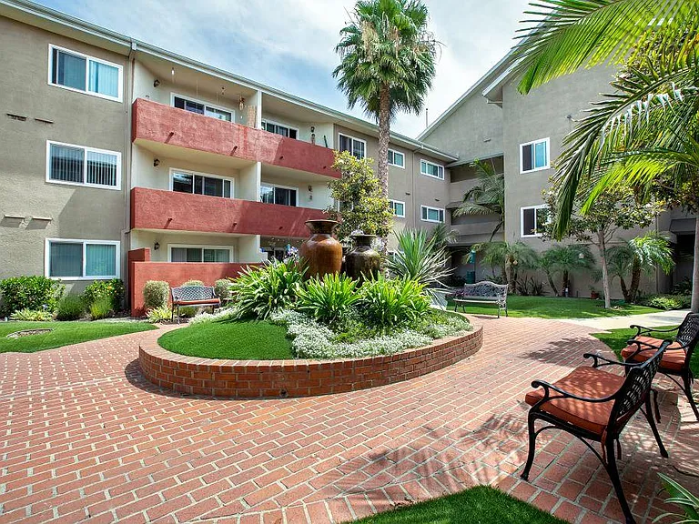 Lombardi Apartments — Photo 11