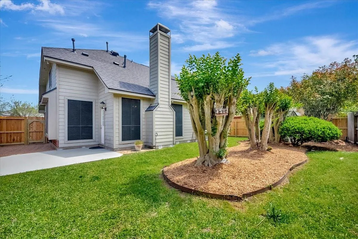 3 bed, 2.5 bath, 2488 sqft, $2,695 — Photo 2
