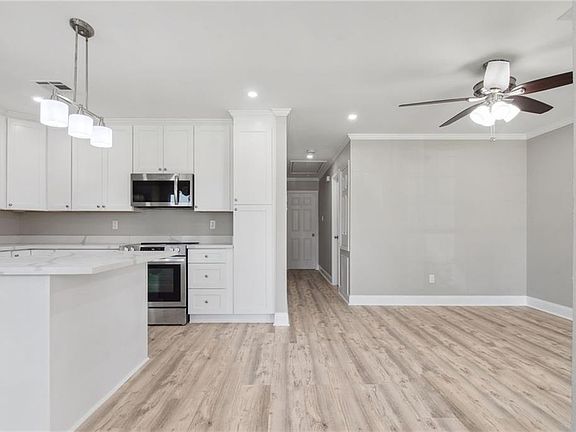 5th image of 218 Evelyn Dr