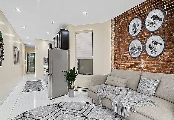 2nd image of 207 W 109th St APT 1E