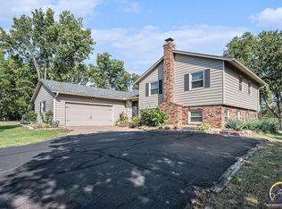 906 NE Dogwood Ln, Topeka, KS 66617