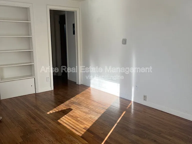 130 SW Canyon Dr #4 — Photo 2