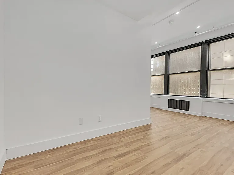 248 W 35th St #1007 — Photo 5