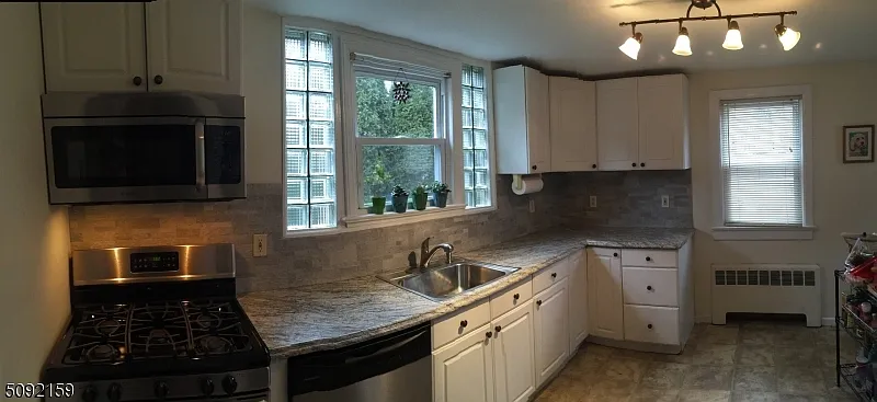 3 bed, 2.0 bath, $4,275 — Photo 2