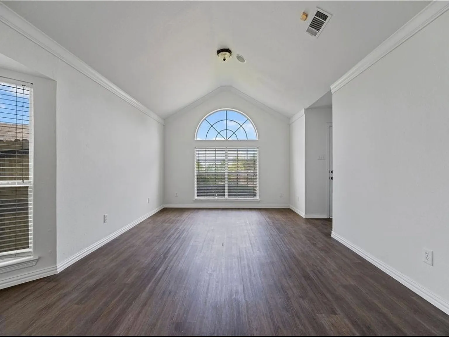 4 bed, 1930 sqft, $2,500 — Photo 2