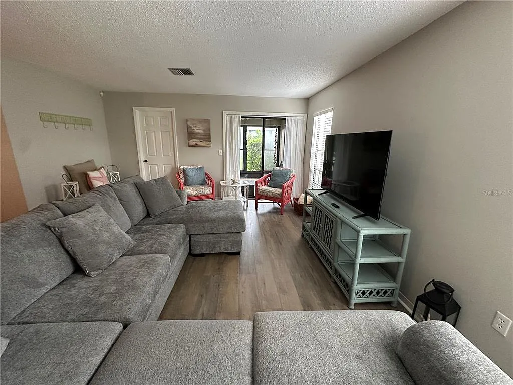 2 bed, 2.0 bath, 1865 sqft, $3,700 — Photo 4