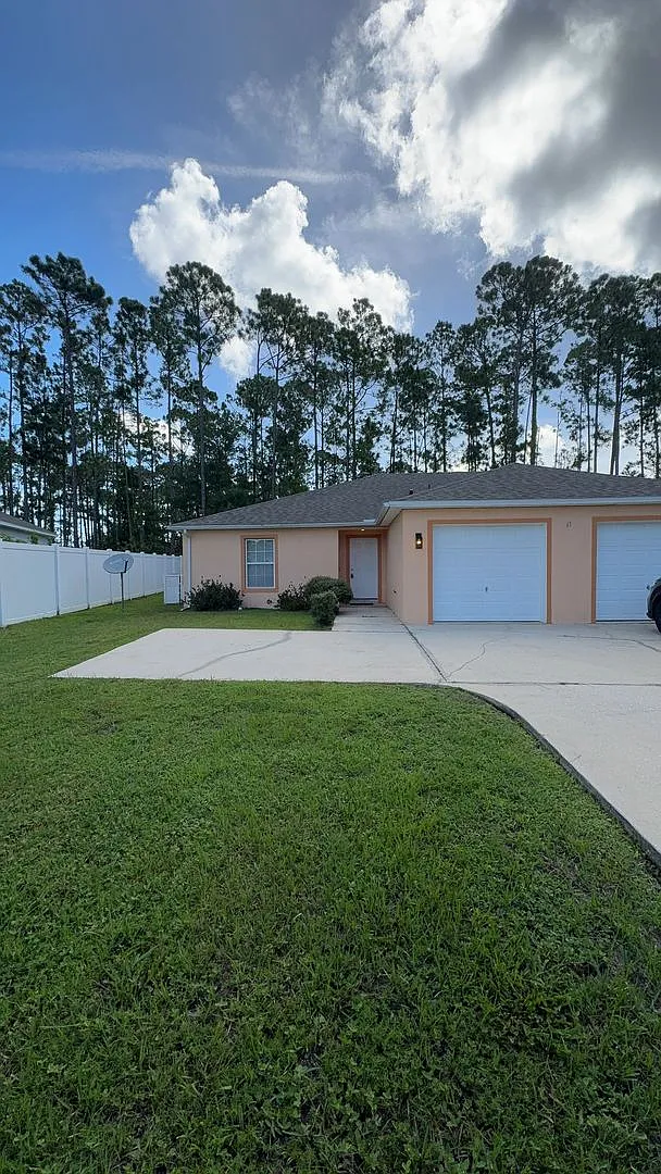 Spacious 3-Bedroom Duplex with Garage & Beautiful Backyard — Photo 1
