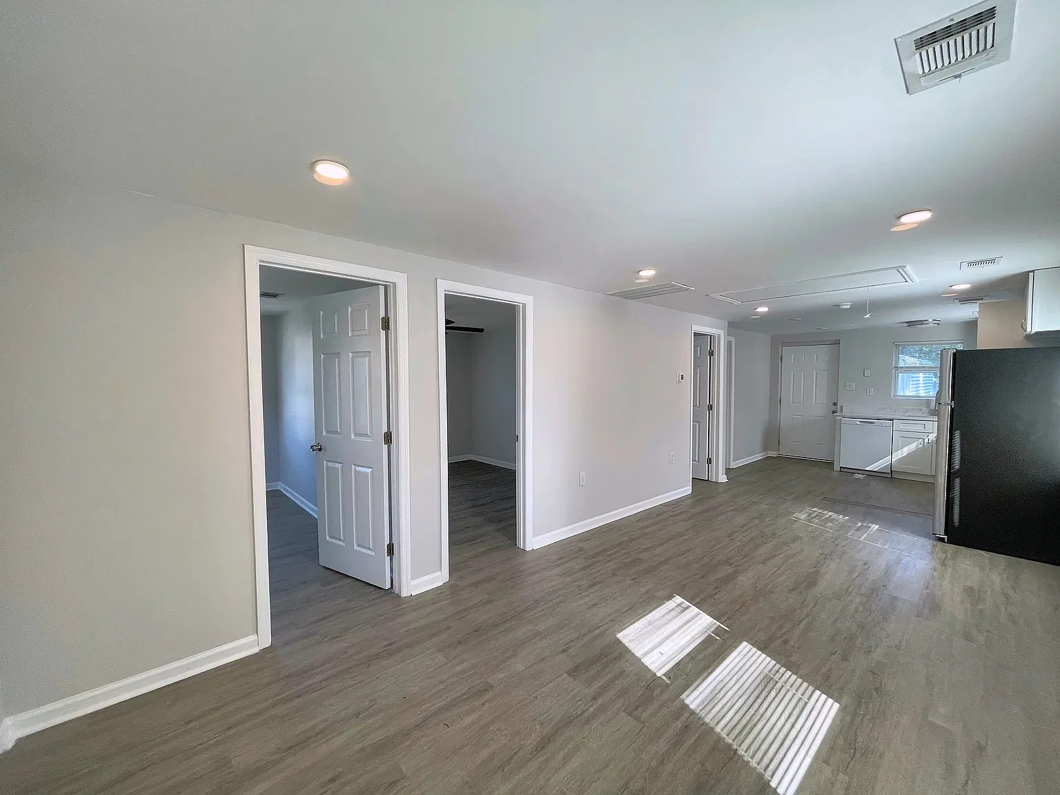 3 bed, 900 sqft, $1,550 — Photo 4