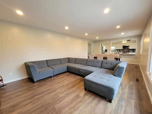 4th image of 3255 Cheyenne Blvd