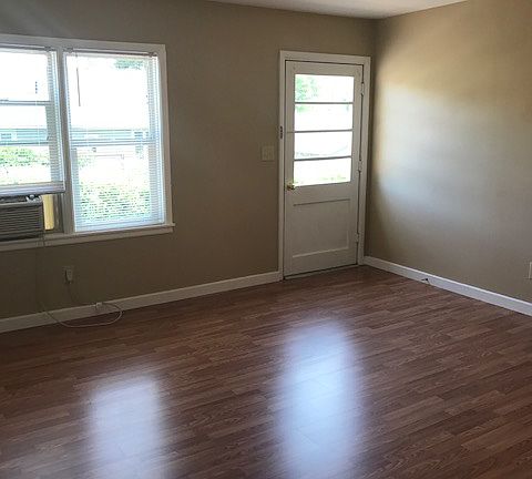 2nd image of 1908 Elmhurst Dr APT 1