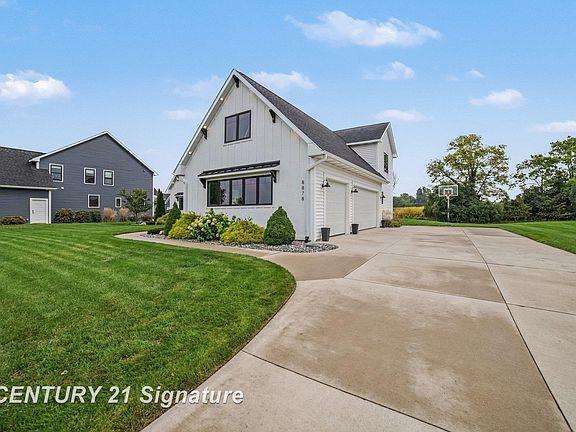 3rd image of 8878 N Meadows Ct