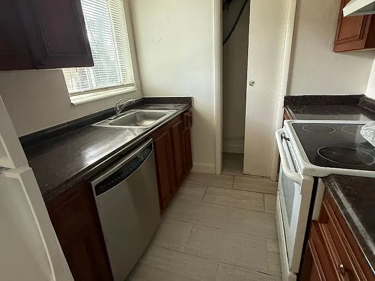 2317 NE 2nd St #5 — Photo 3