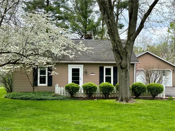 7070 Pine St, Chagrin Falls, OH 44022