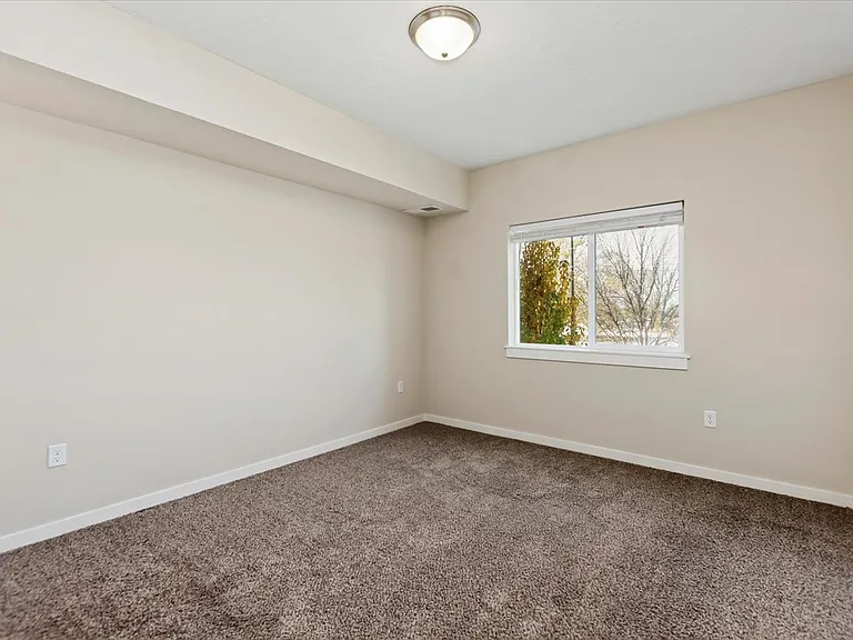 Owyhee Park Apartments — Photo 14