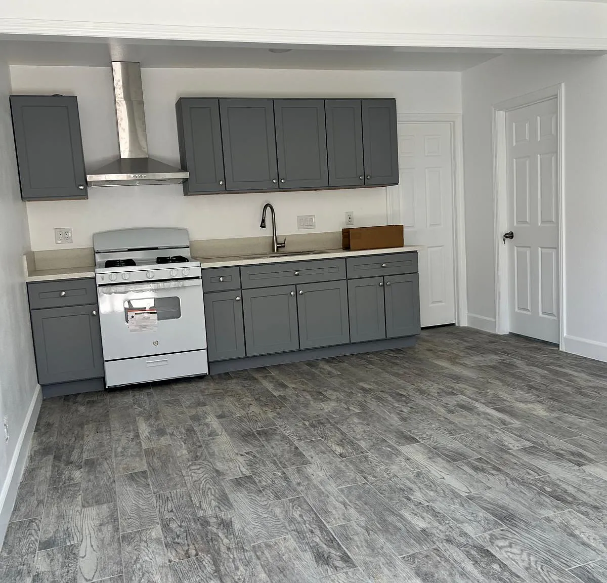 2 bed, 750 sqft, $2,100 — Photo 1