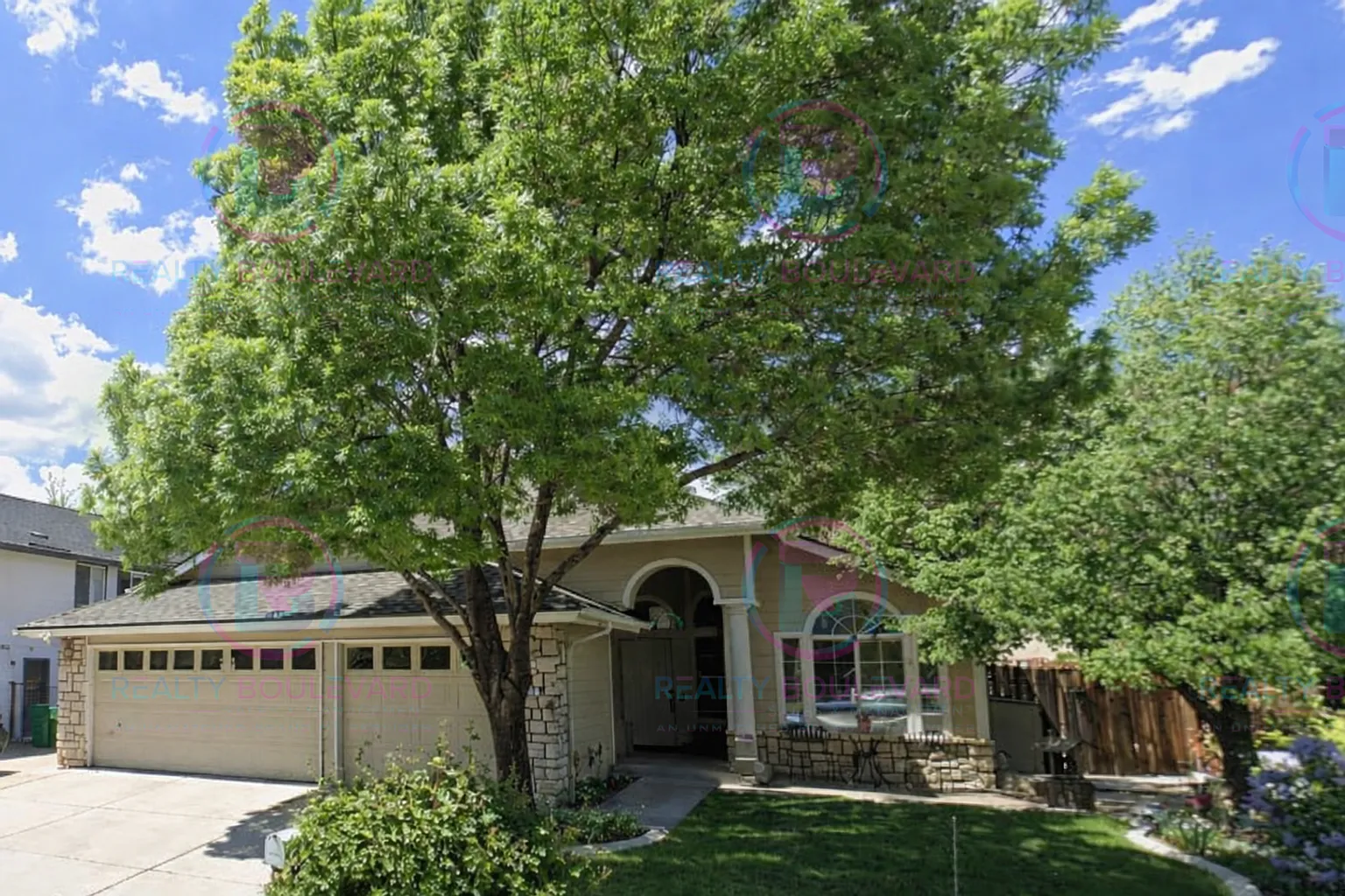 2215 Gatewood Dr photo 1