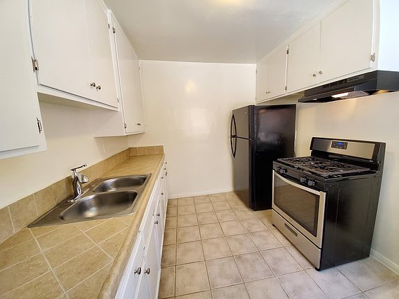 5th image of 916 Robinson St