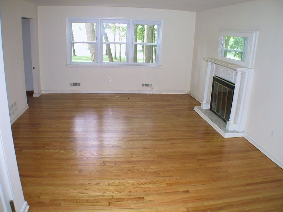 LR w/ Wood Burning Fireplace