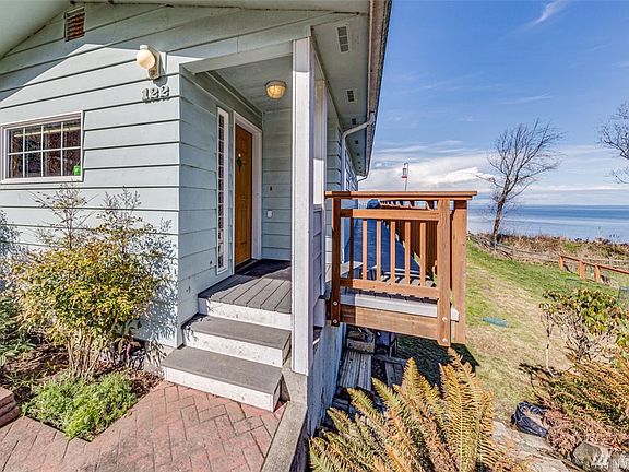 3rd image of 122 W Bluff Dr