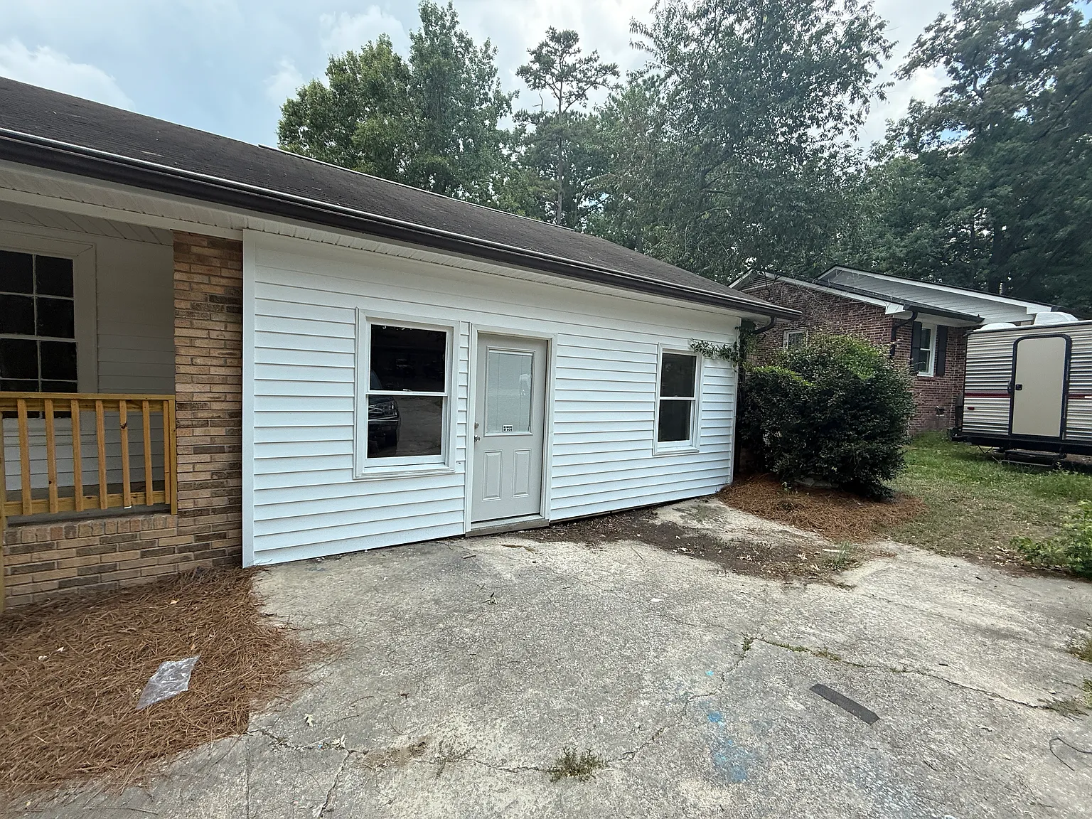 5 bed, 2105 sqft, $2,950 — Photo 2