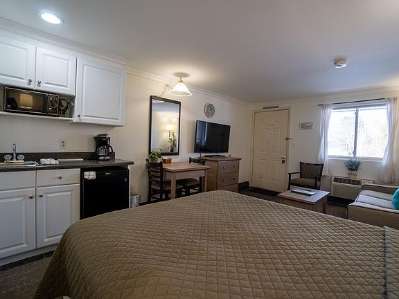 3rd image of 733 Post Road #212