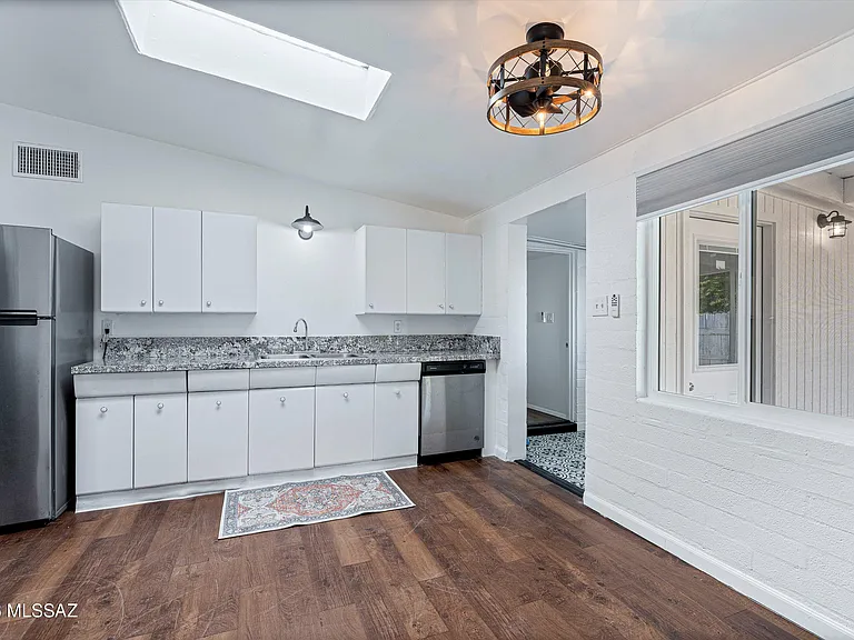 212 S Avenue C — Photo 12