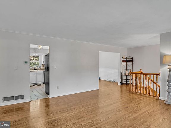 5th image of 32 Birch Dr