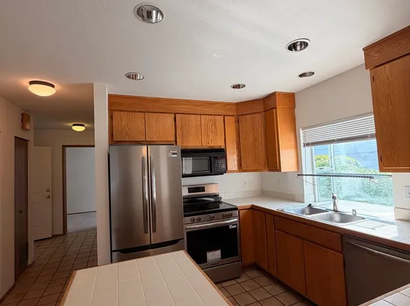 305 Shore Dr #307, Bremerton, WA 98310