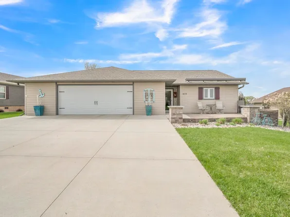 609 Blue Heron Rd, Arnolds Park, IA 51331