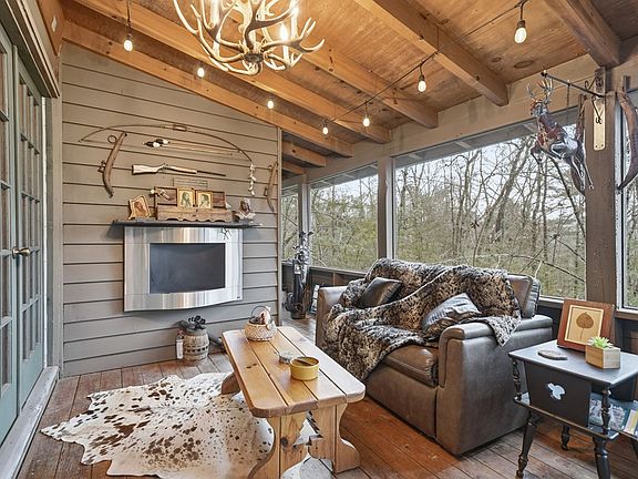 3rd image of 136 Tall Oaks Trl