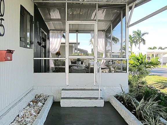 3rd image of 305 Hollywood Ln