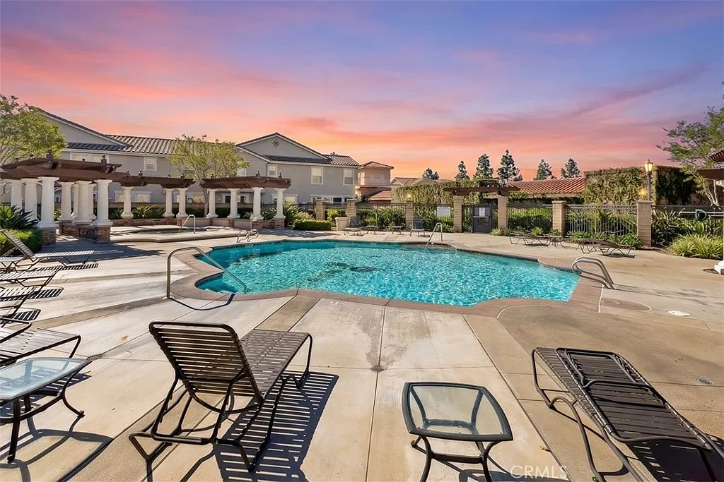 3 bed, 2.5 bath, 1964 sqft, $3,300 — Photo 4