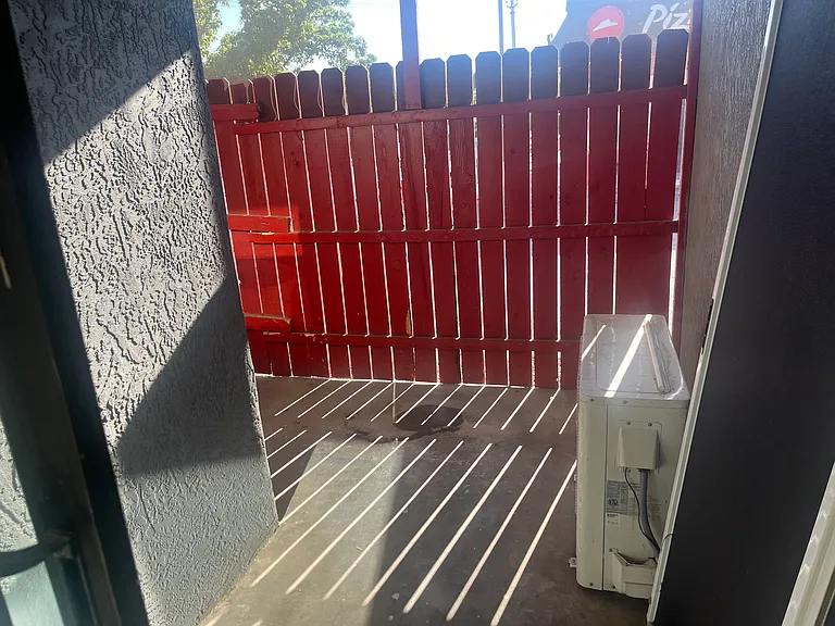 Modern 450 SF Updated Apts w/ Balconies in Ridgecrest — Photo 7