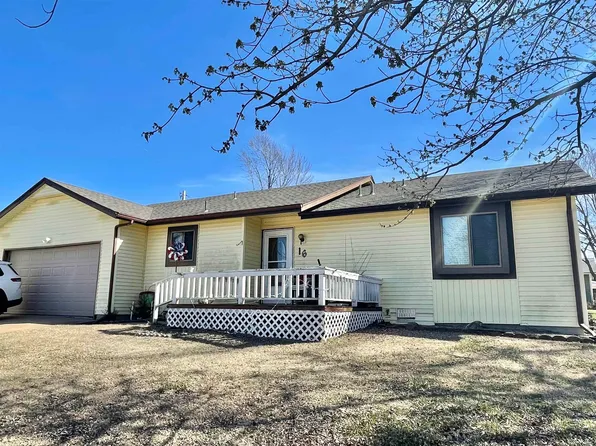 16 Lake Park Dr, Winfield, KS 67156