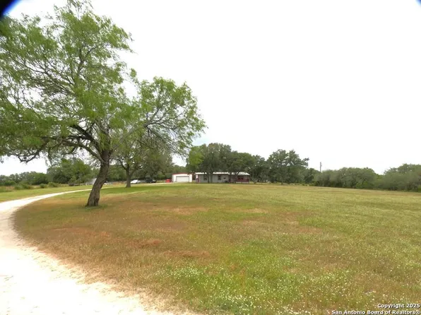 1068 N RAMIREZ RD, Beeville 78102