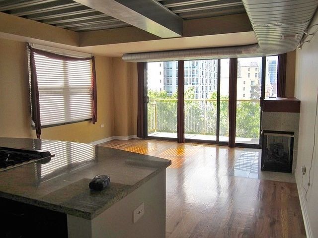 LivingRm-w/gas fireplace