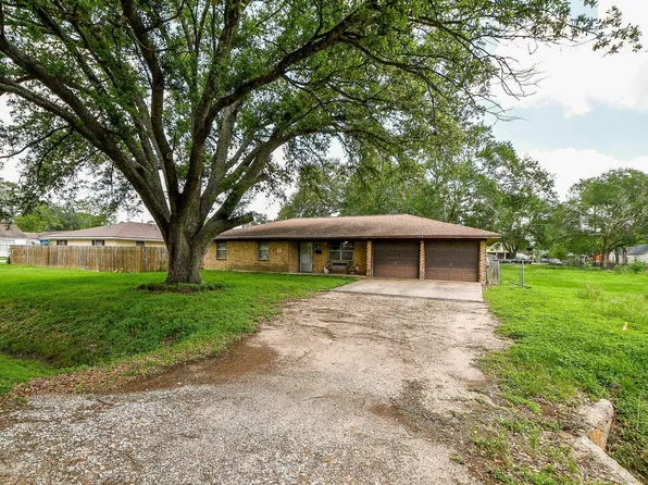 703 S Washington St, El Campo, TX 77437