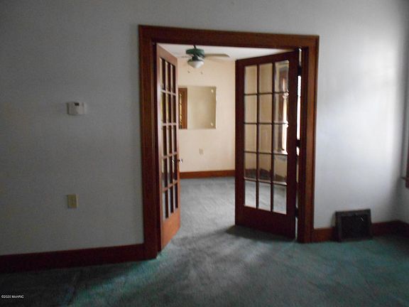 4th image of 100 Budlong St
