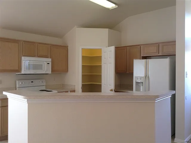 3 bed, 2.0 bath, 1783 sqft, $2,335 — Photo 2