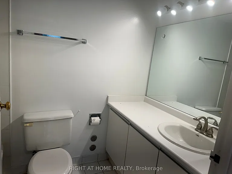 5765 N Yonge St #1504 — Photo 13