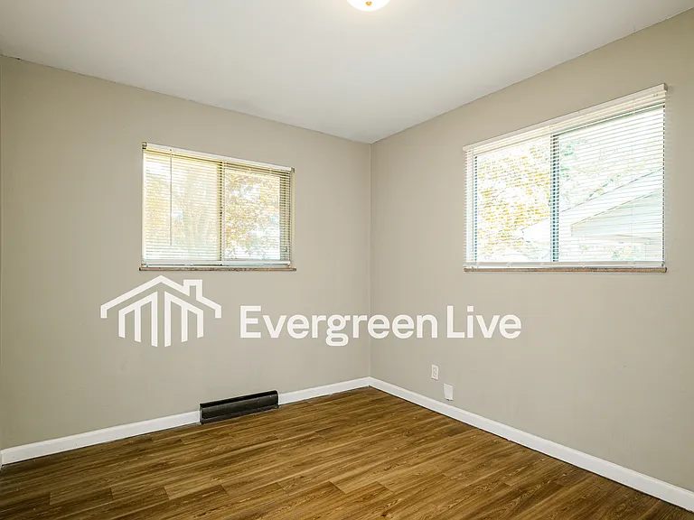 1860 Shirlene Dr — Photo 10