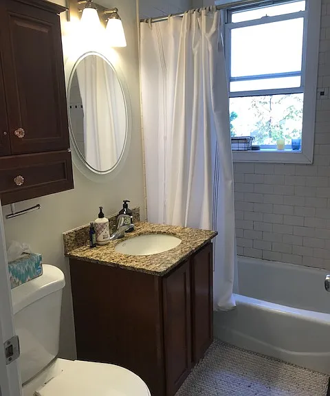Bathroom has good water pressure and no shortage of hot water