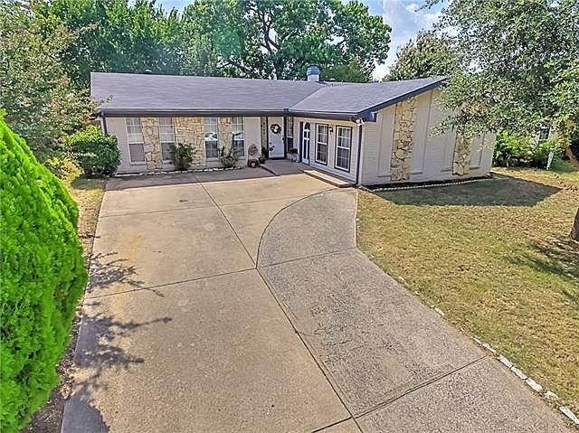 1st image of 2705 Lake Gardens Dr