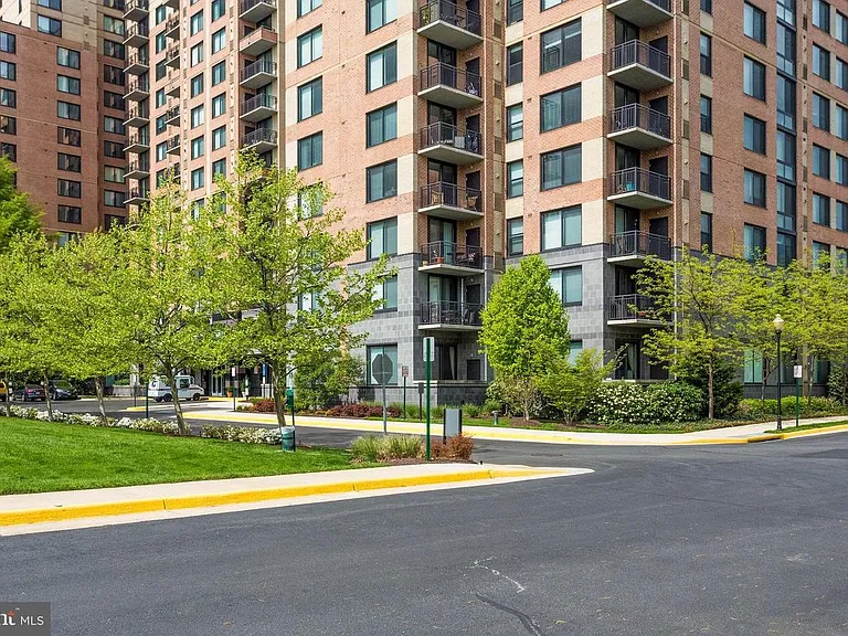 2451 Midtown Ave #16 — Photo 29
