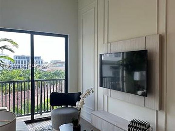 5th image of 4220 Laguna St #804