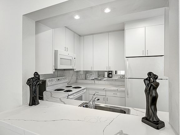 4th image of 1112 Thomas Ave
